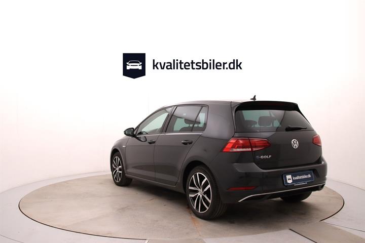 Grå VW Golf fra 2020