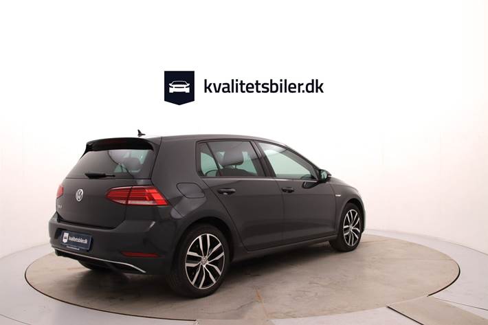 Grå VW Golf fra 2020
