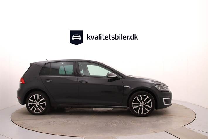 Grå VW Golf fra 2020