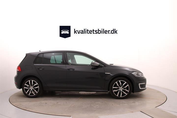 Grå VW Golf fra 2020