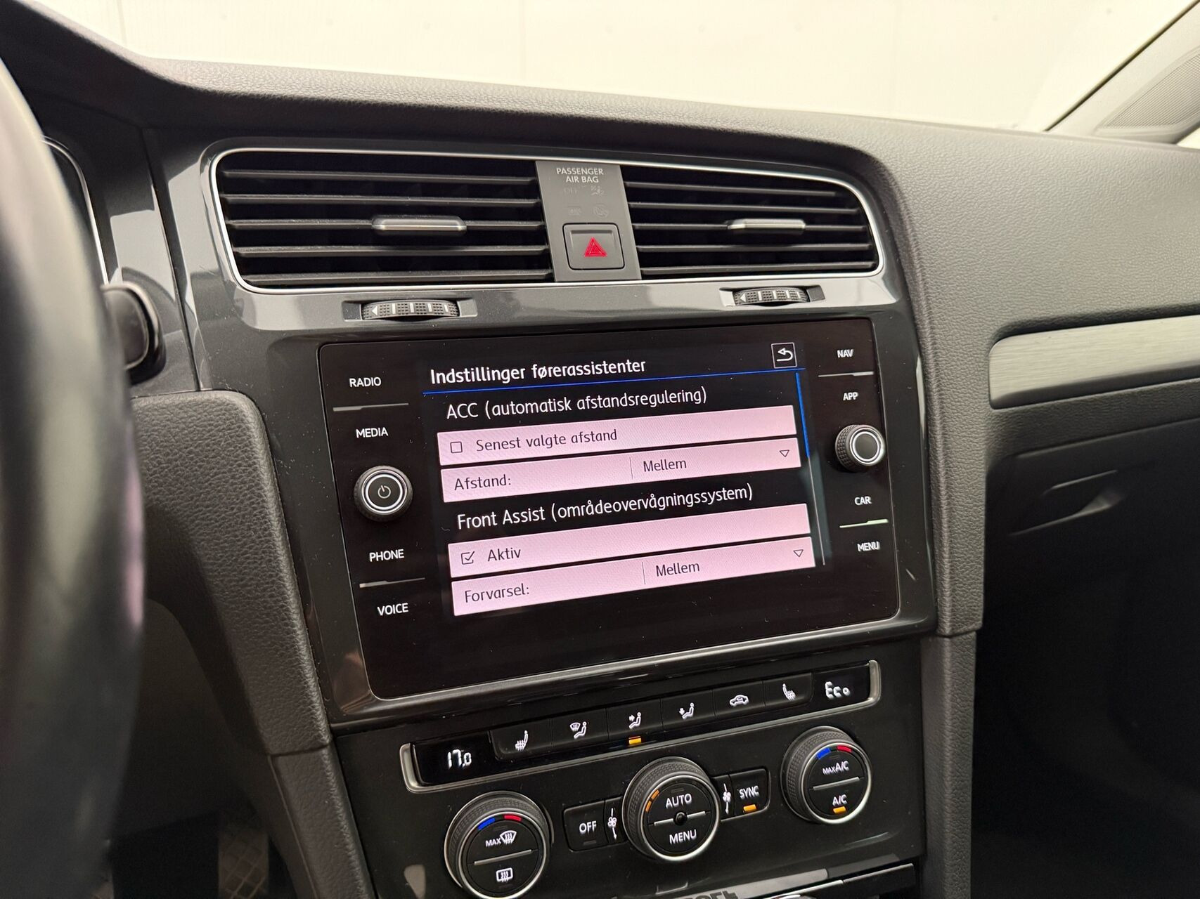 Grå VW Golf fra 2020