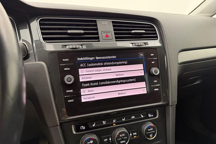 Grå VW Golf fra 2020
