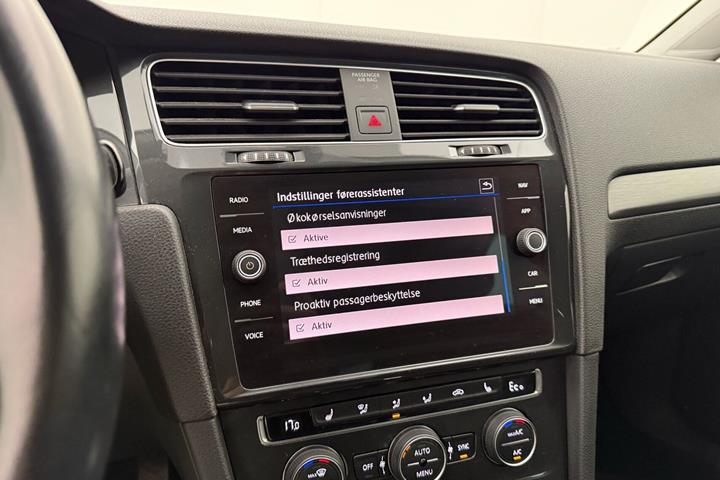 Grå VW Golf fra 2020