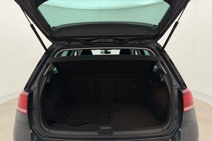 Grå VW Golf fra 2020