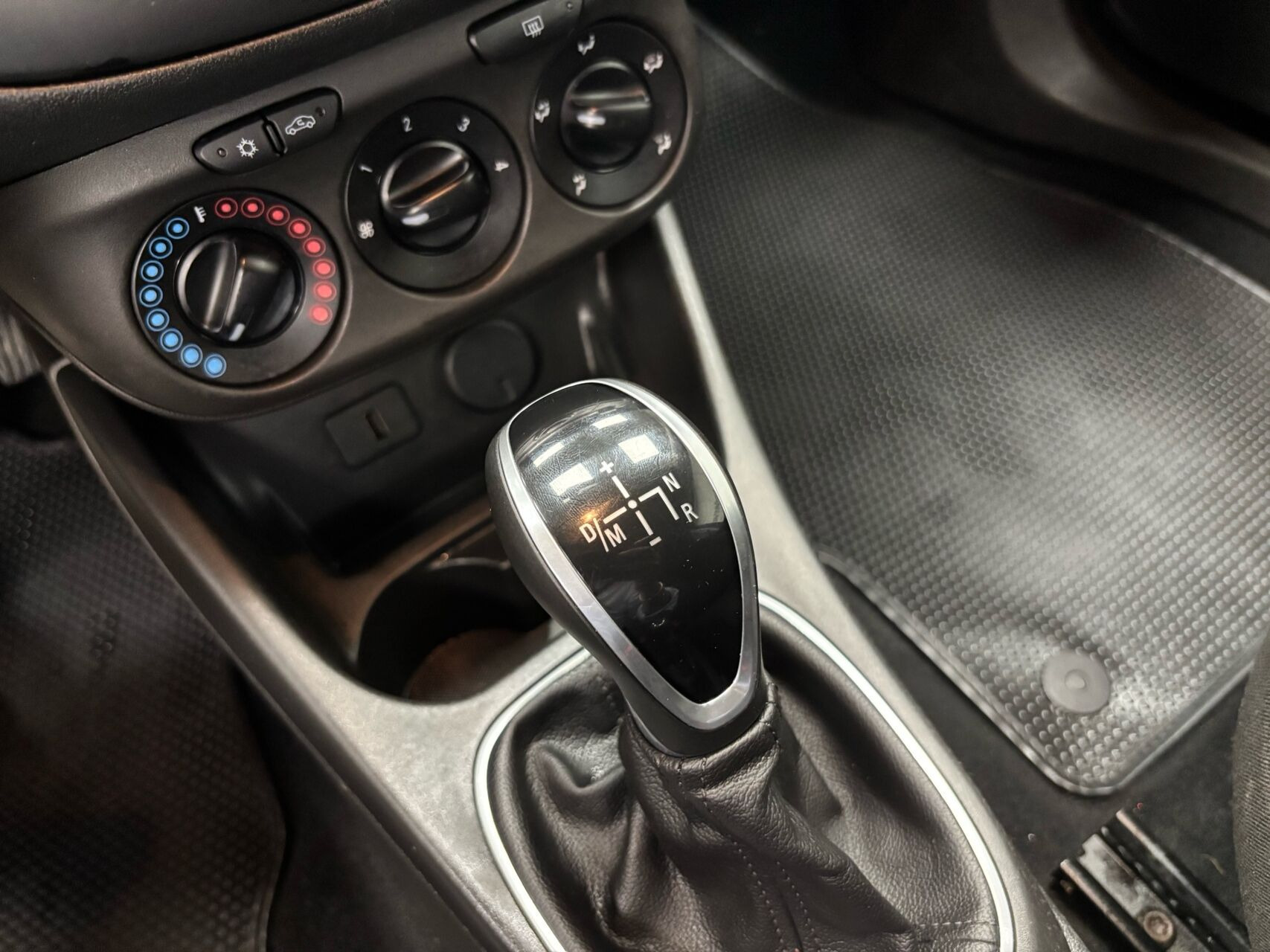 Blå Opel Corsa fra 2016
