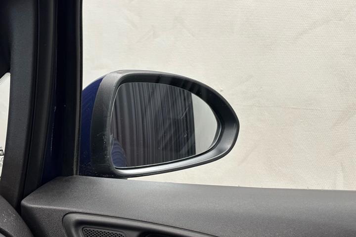 Blå Opel Corsa fra 2016