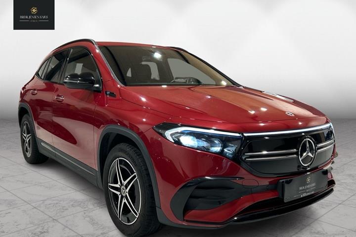 Rød Mercedes EQA 300 fra 2021 set udefra