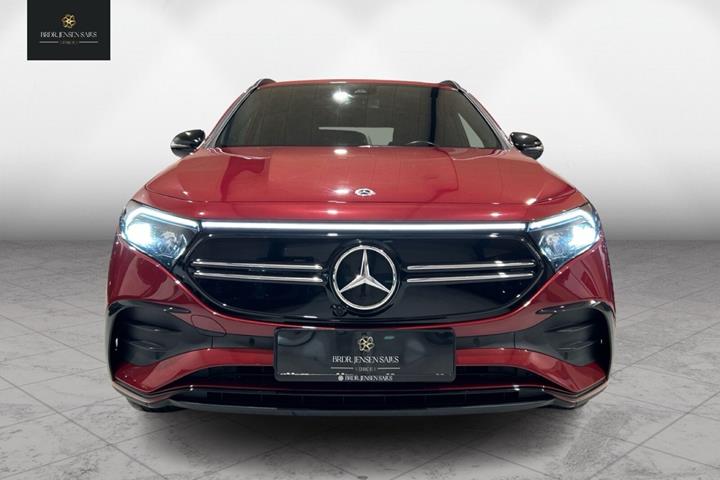 Rød Mercedes EQA 300 fra 2021 set udefra
