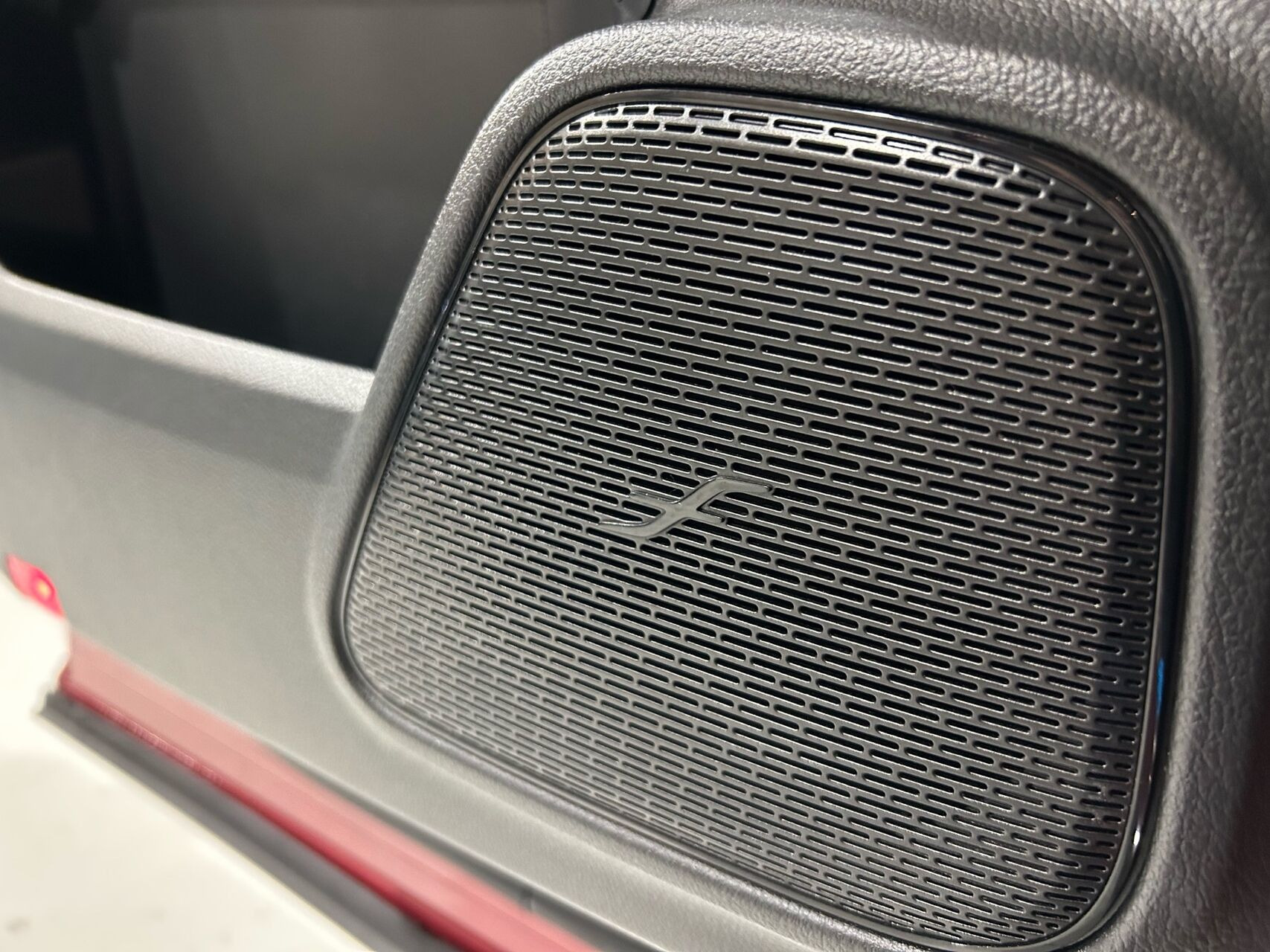 Rød Mercedes EQA 300 fra 2021