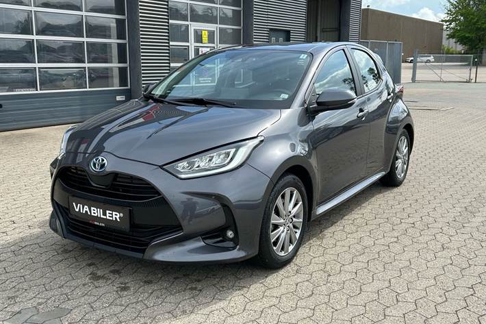 Grå Toyota Yaris fra 2022