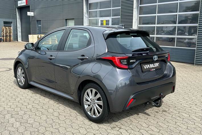 Grå Toyota Yaris fra 2022
