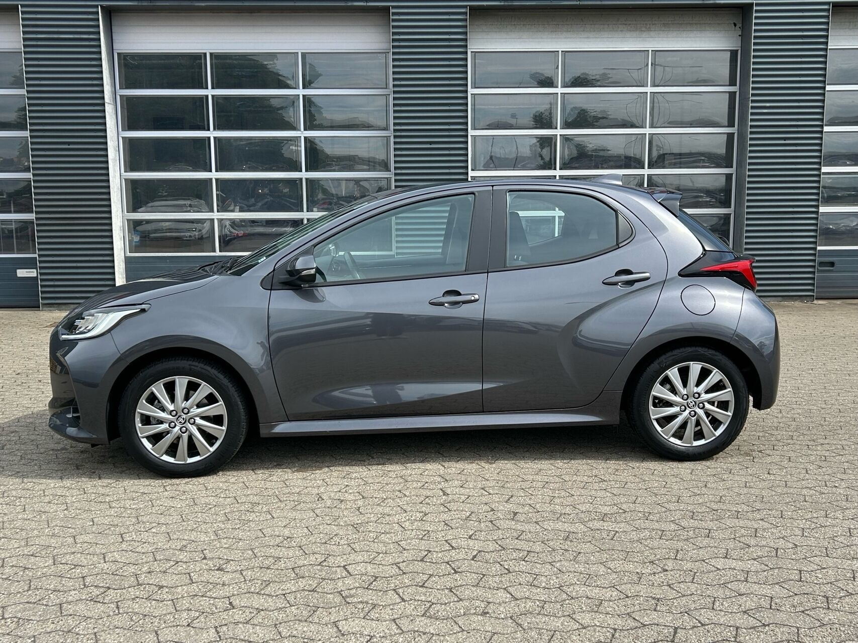 Grå Toyota Yaris fra 2022