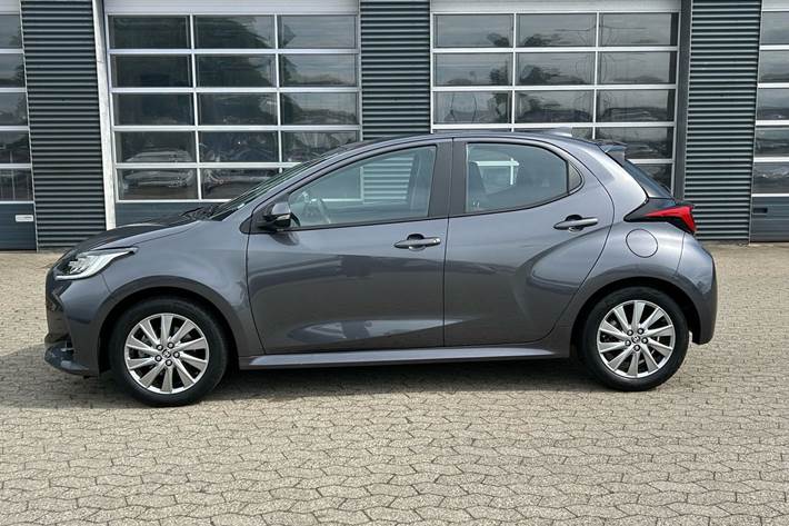 Grå Toyota Yaris fra 2022