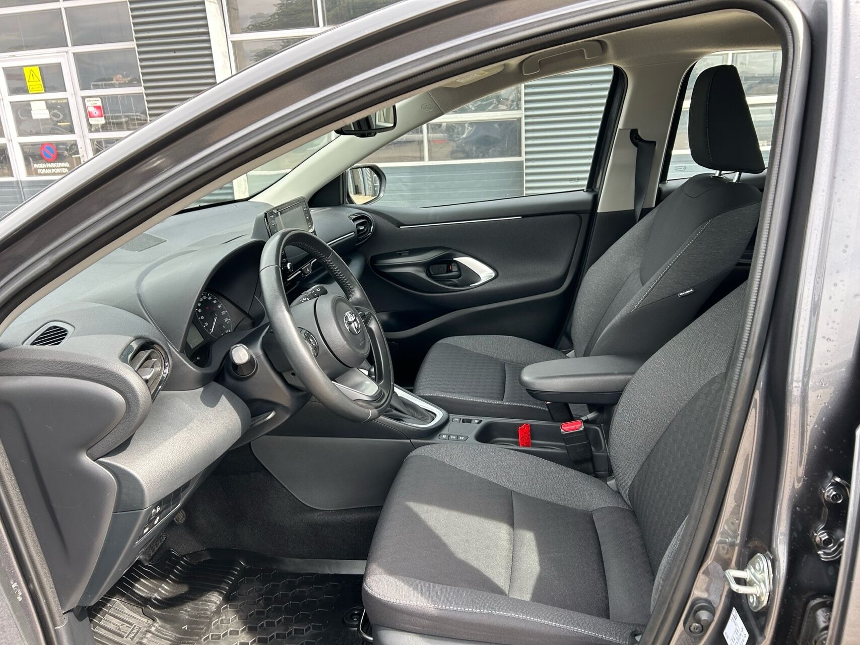 Grå Toyota Yaris fra 2022