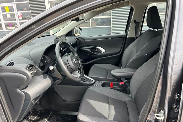 Grå Toyota Yaris fra 2022