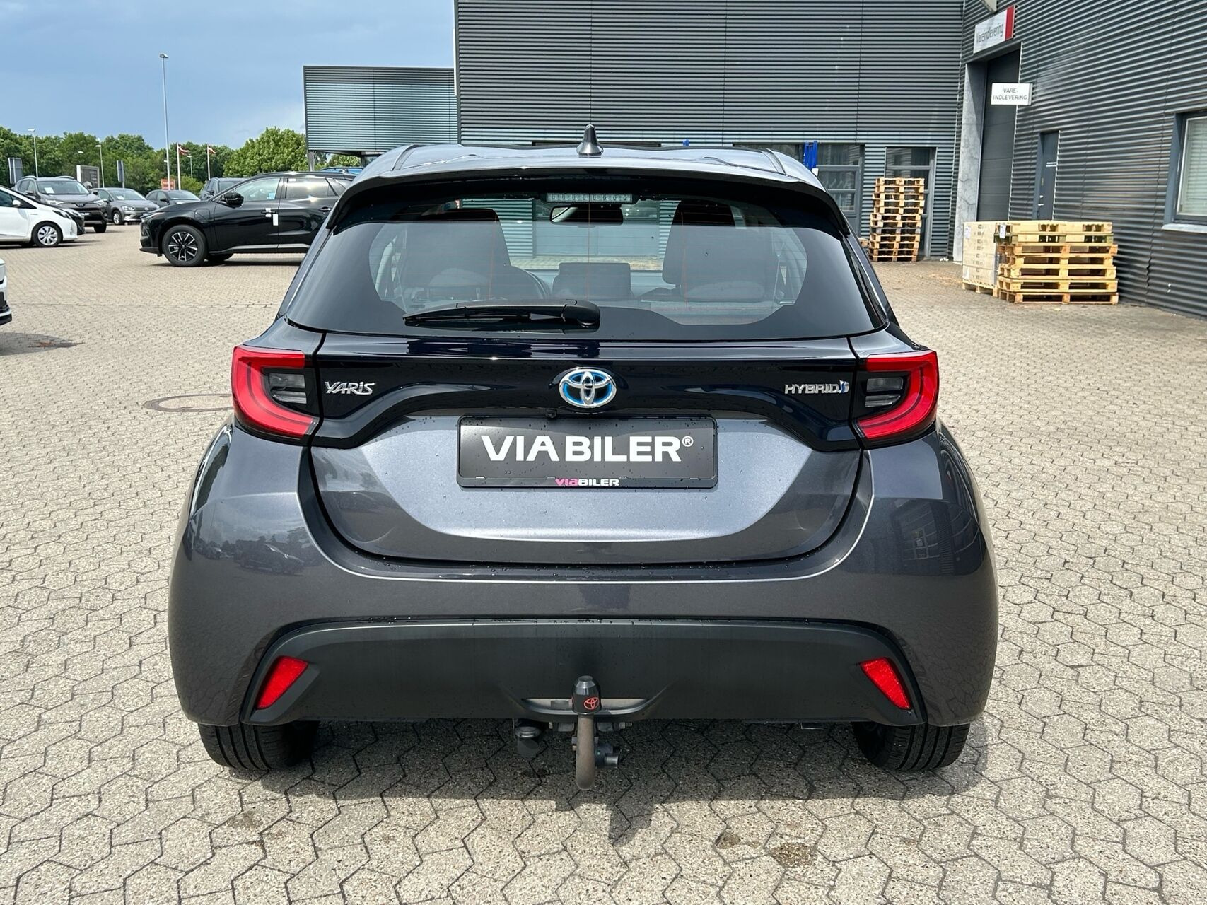 Grå Toyota Yaris fra 2022