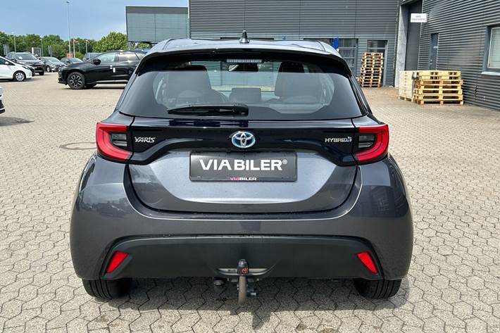 Grå Toyota Yaris fra 2022