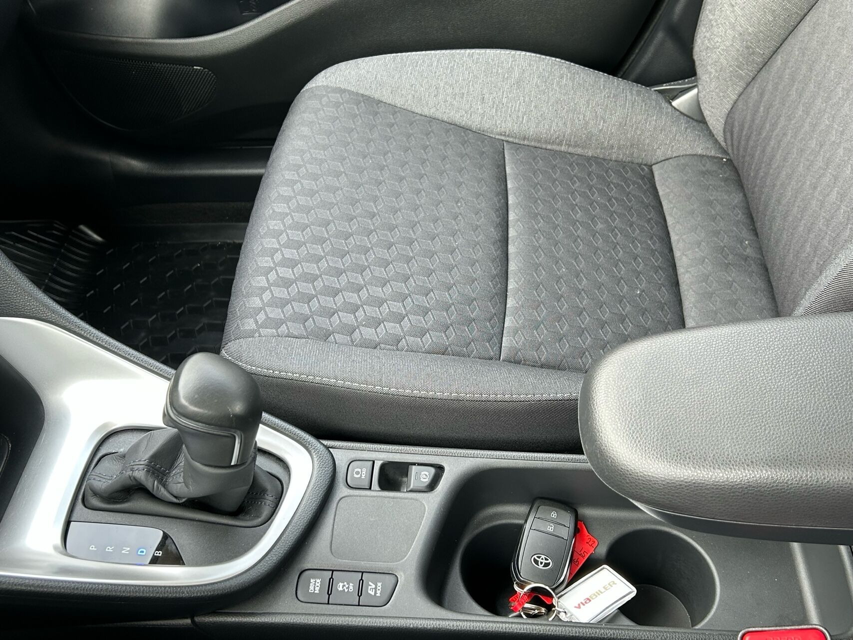 Grå Toyota Yaris fra 2022