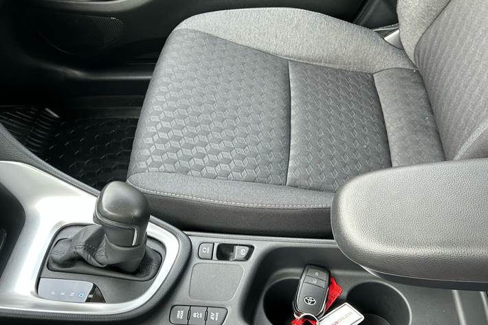 Grå Toyota Yaris fra 2022