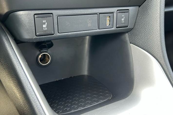 Grå Toyota Yaris fra 2022