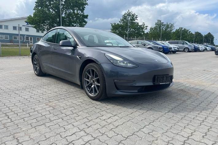 Grå Tesla Model 3 fra 2022