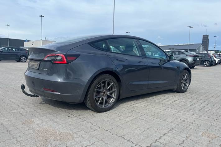Grå Tesla Model 3 fra 2022