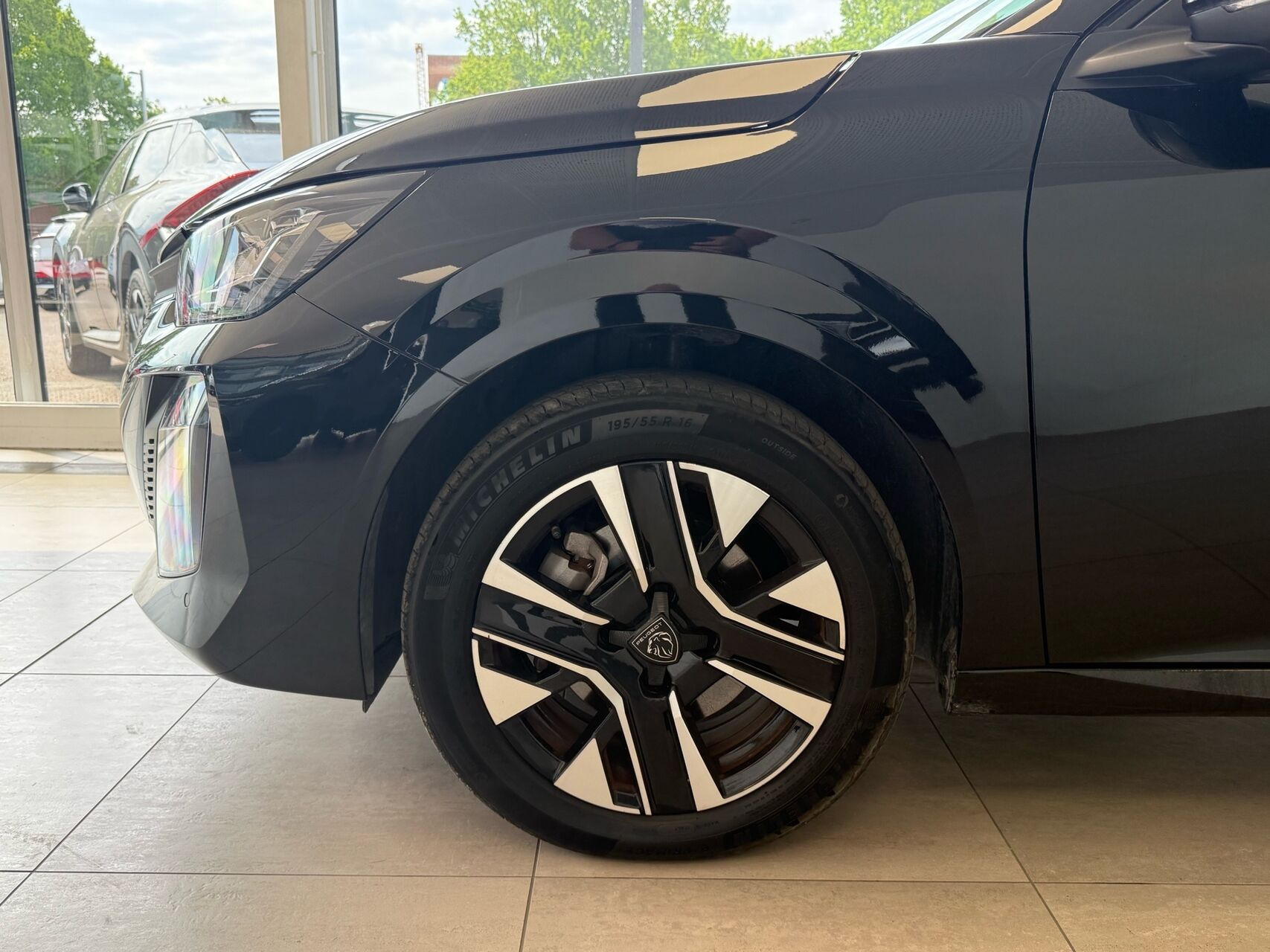 Sort Peugeot e-208 fra 2025
