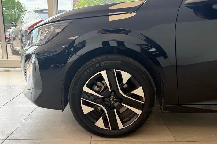 Sort Peugeot e-208 fra 2025