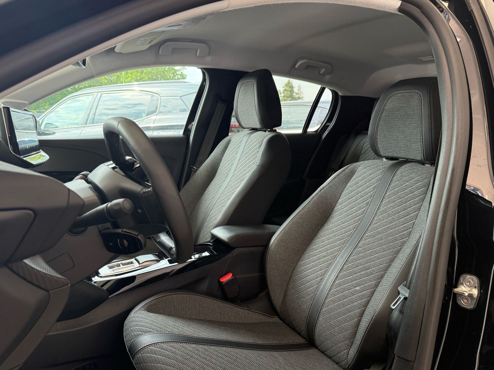 Sort Peugeot e-208 fra 2025