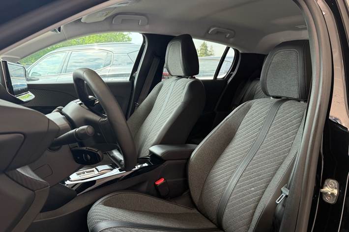 Sort Peugeot e-208 fra 2025