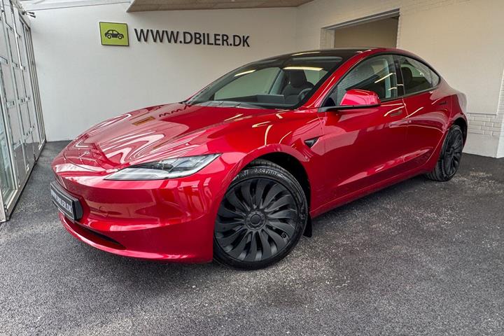 Rød Tesla Model 3 fra 2024 set udefra