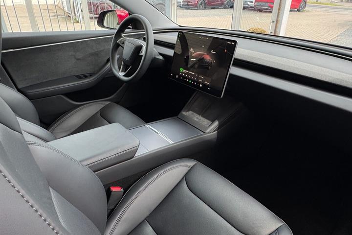 Rød Tesla Model 3 fra 2024