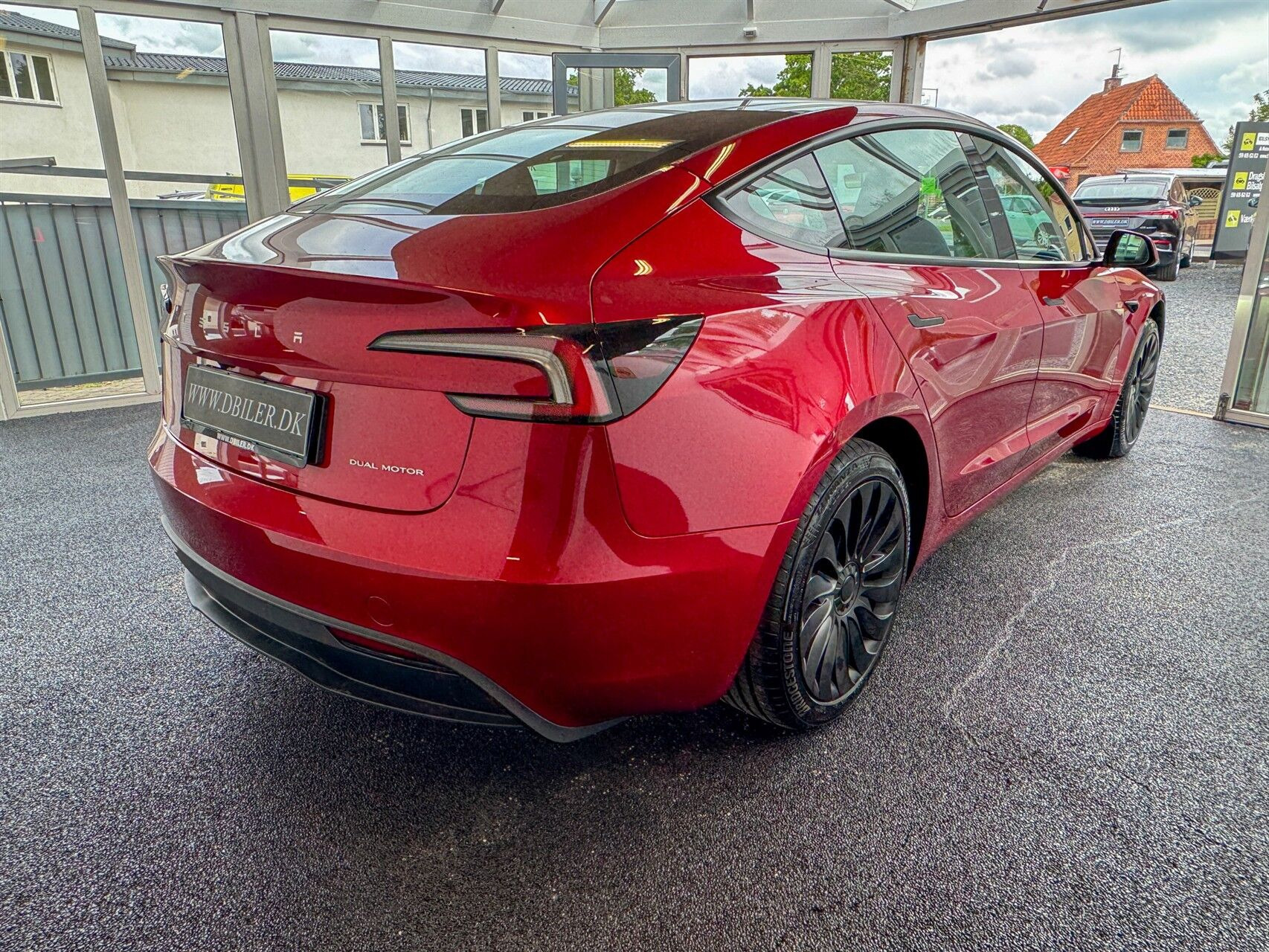 Rød Tesla Model 3 fra 2024