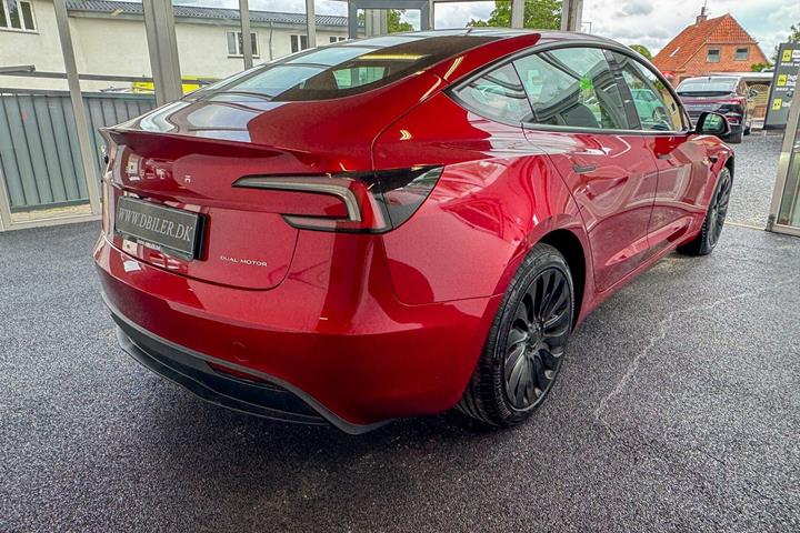 Rød Tesla Model 3 fra 2024