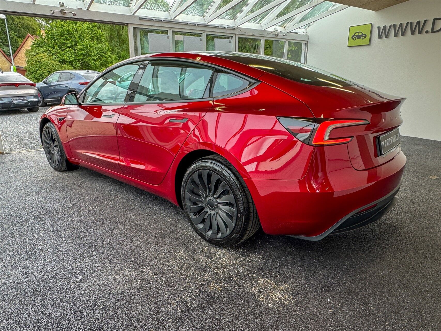 Rød Tesla Model 3 fra 2024