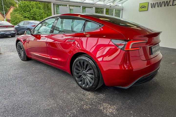 Rød Tesla Model 3 fra 2024