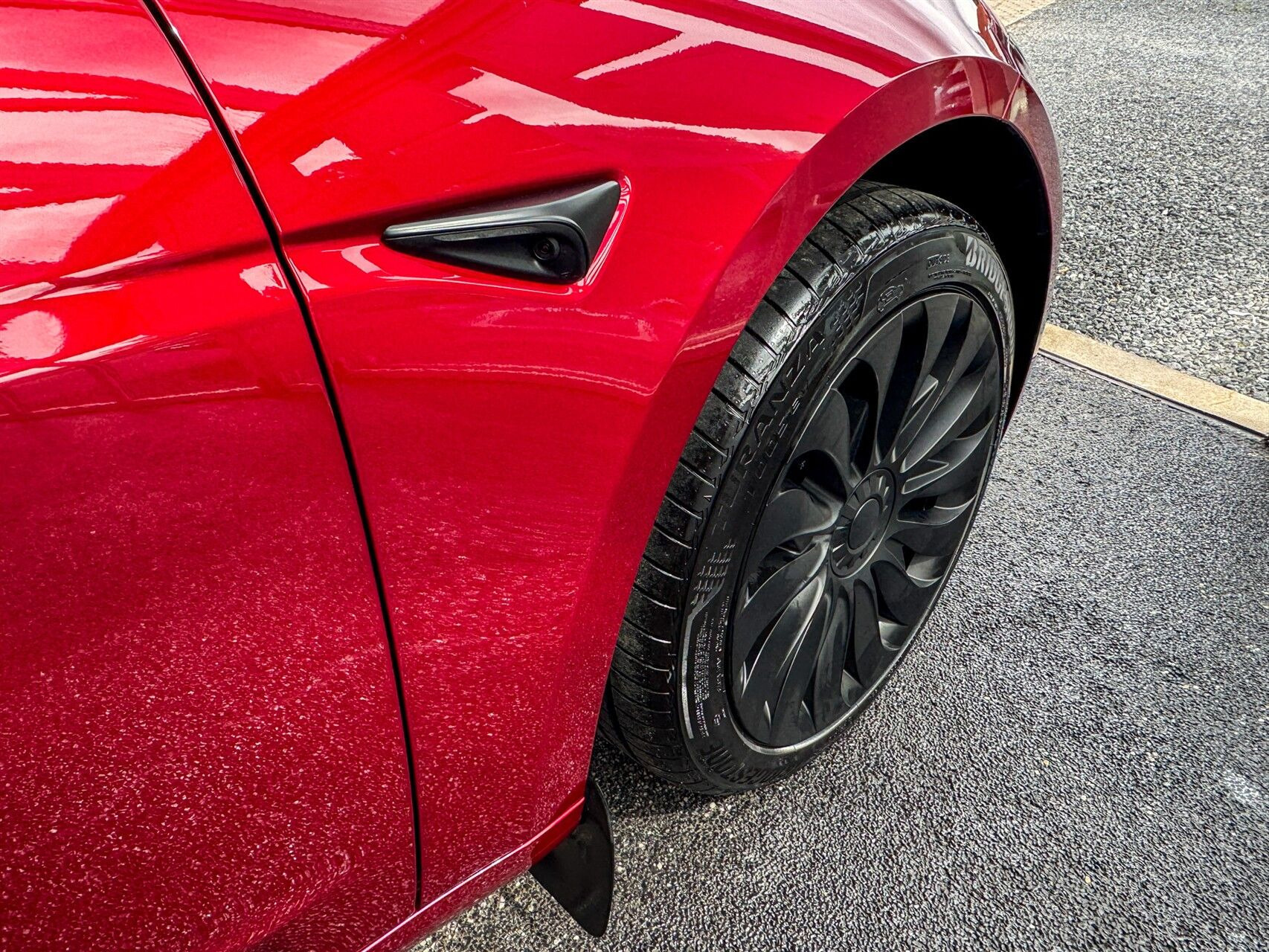 Rød Tesla Model 3 fra 2024