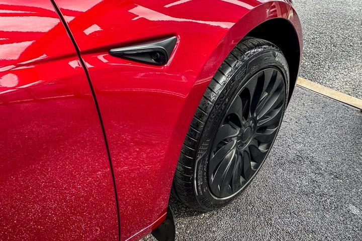 Rød Tesla Model 3 fra 2024