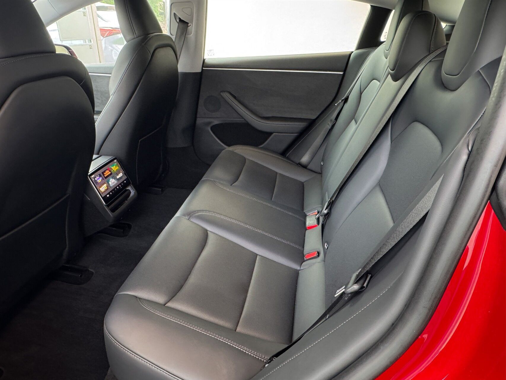 Rød Tesla Model 3 fra 2024