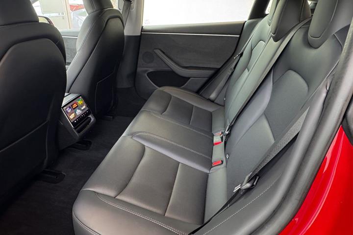 Rød Tesla Model 3 fra 2024