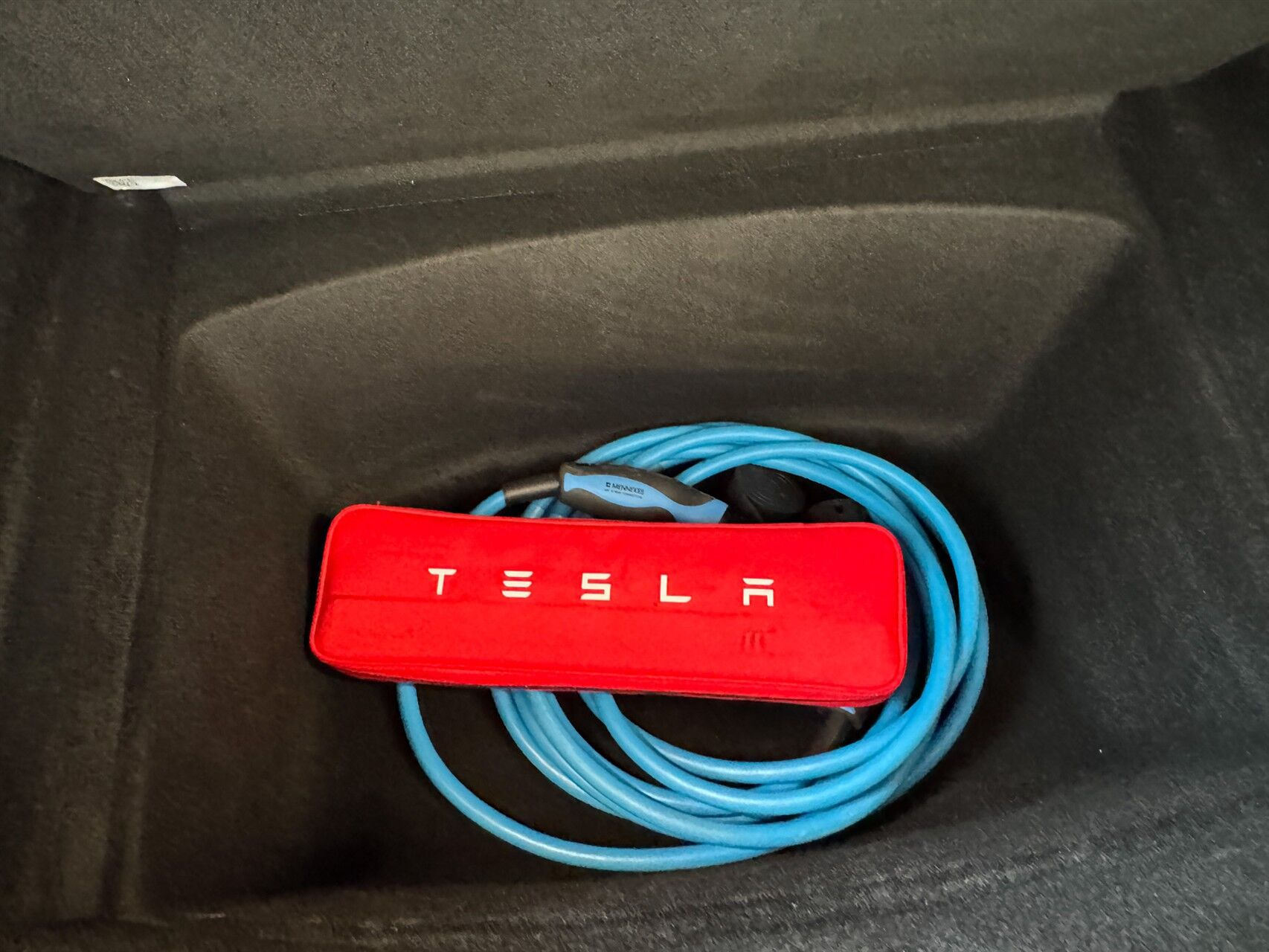 Rød Tesla Model 3 fra 2024
