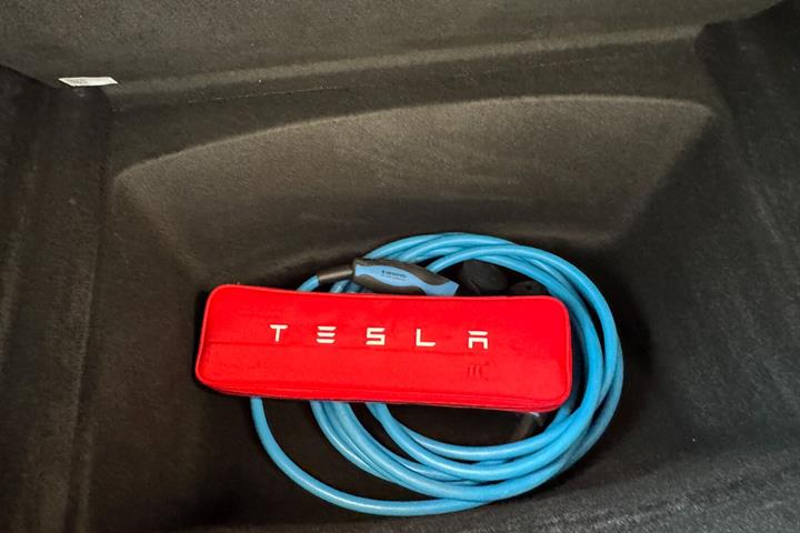 Rød Tesla Model 3 fra 2024