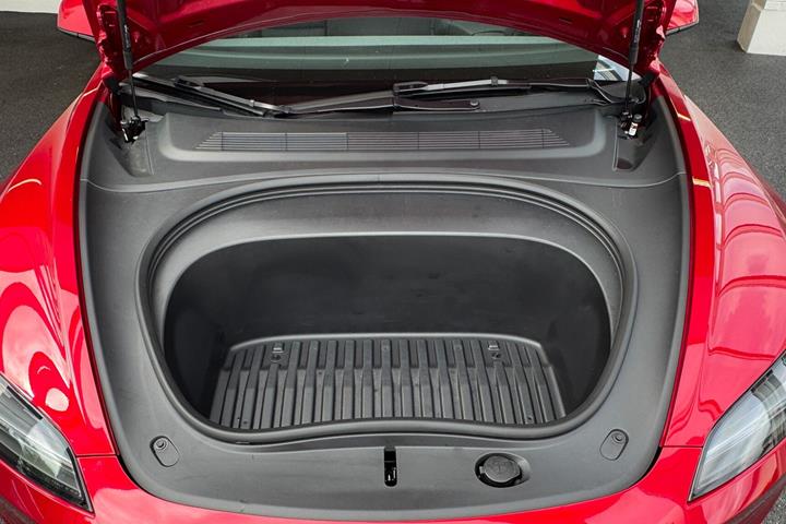 Rød Tesla Model 3 fra 2024