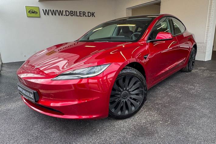 Rød Tesla Model 3 fra 2024