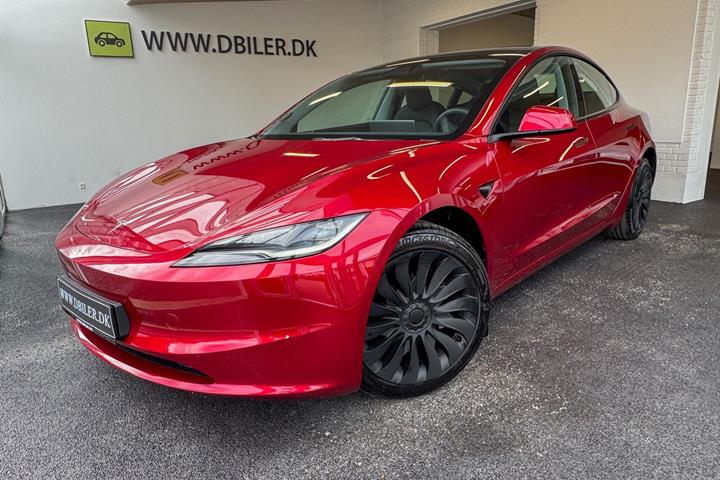 Rød Tesla Model 3 fra 2024