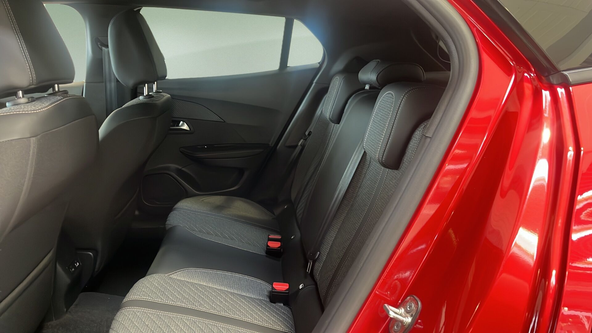 Rød Peugeot 2008 fra 2024