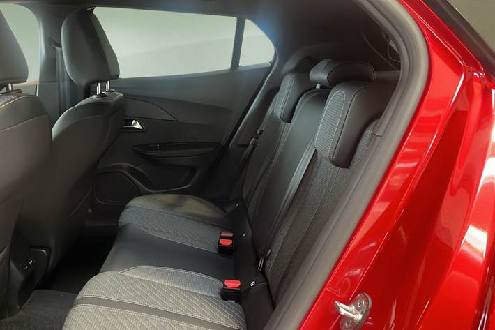 Rød Peugeot 2008 fra 2024