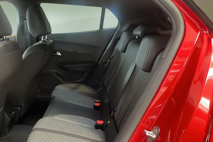 Rød Peugeot 2008 fra 2024
