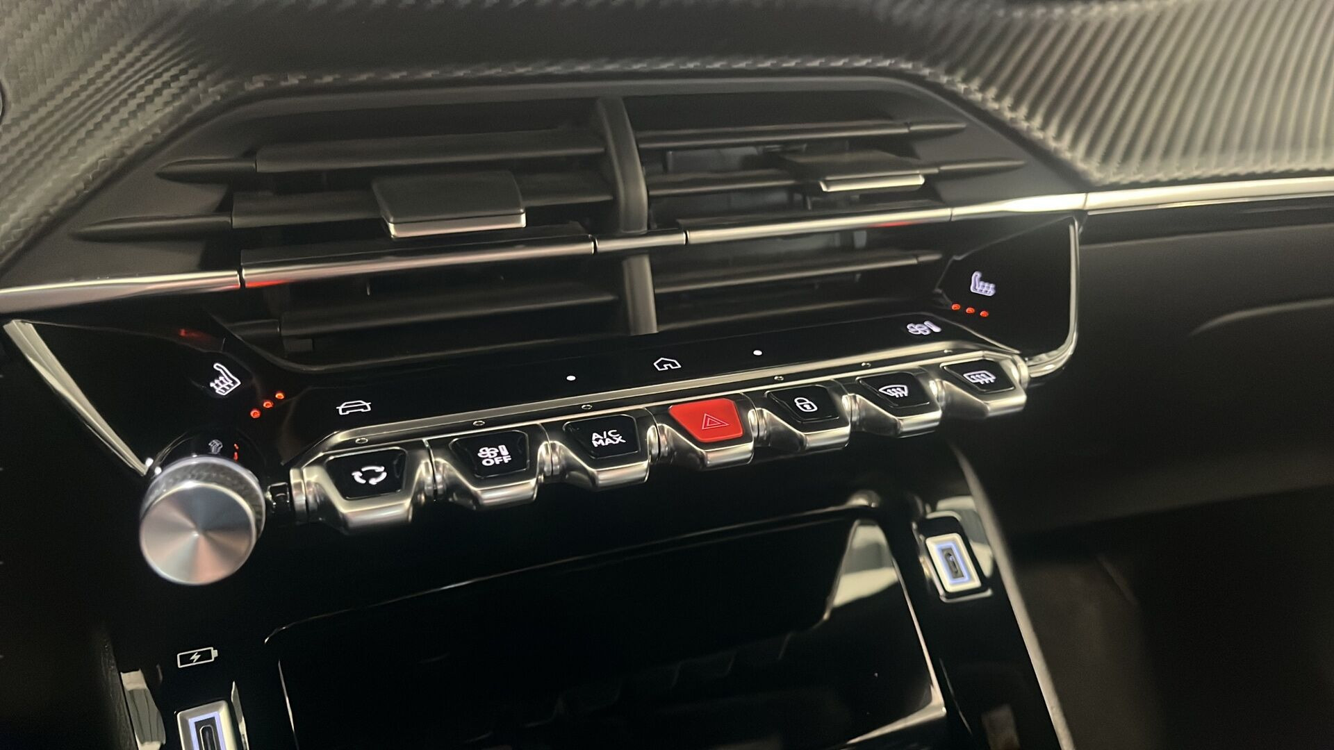 Rød Peugeot 2008 fra 2024