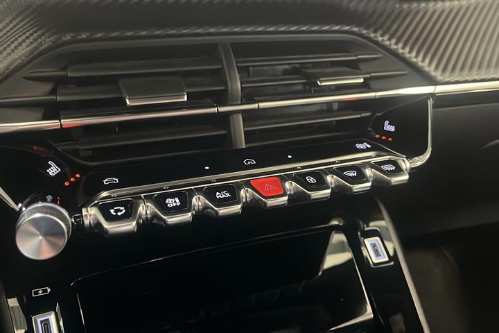 Rød Peugeot 2008 fra 2024
